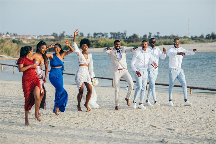 נוי ואהרון עם המלווים והמלוות (צילום: שיצו צלמים)