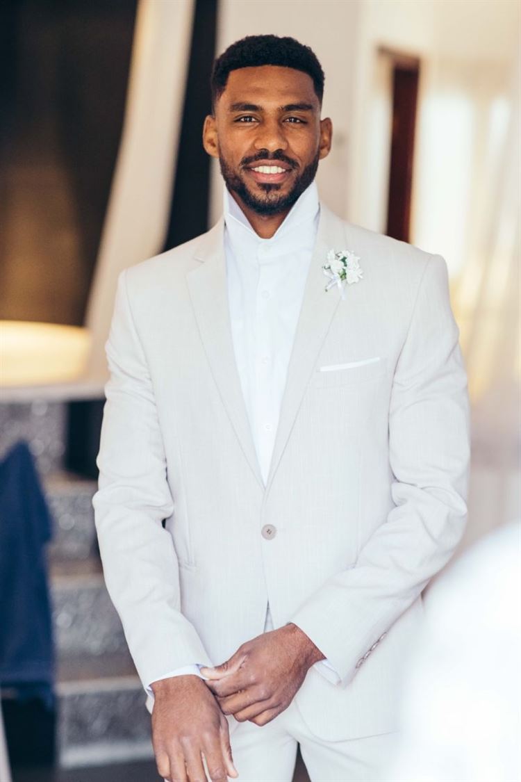 אהרון מוכן עם חליפת החתן שלו (צילום: שיצו צלמים)