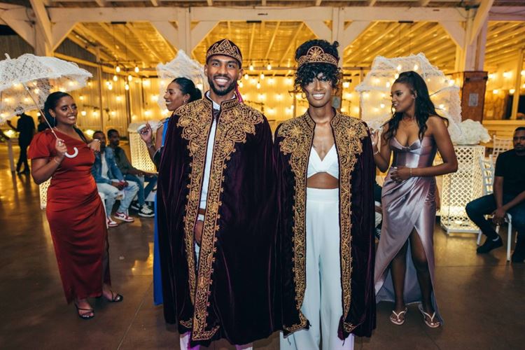 כמו מלכים, אהרון ונוי מעלפים בלבוש אתיופי מסורתי מהמם (צילום: שיצו צלמים)