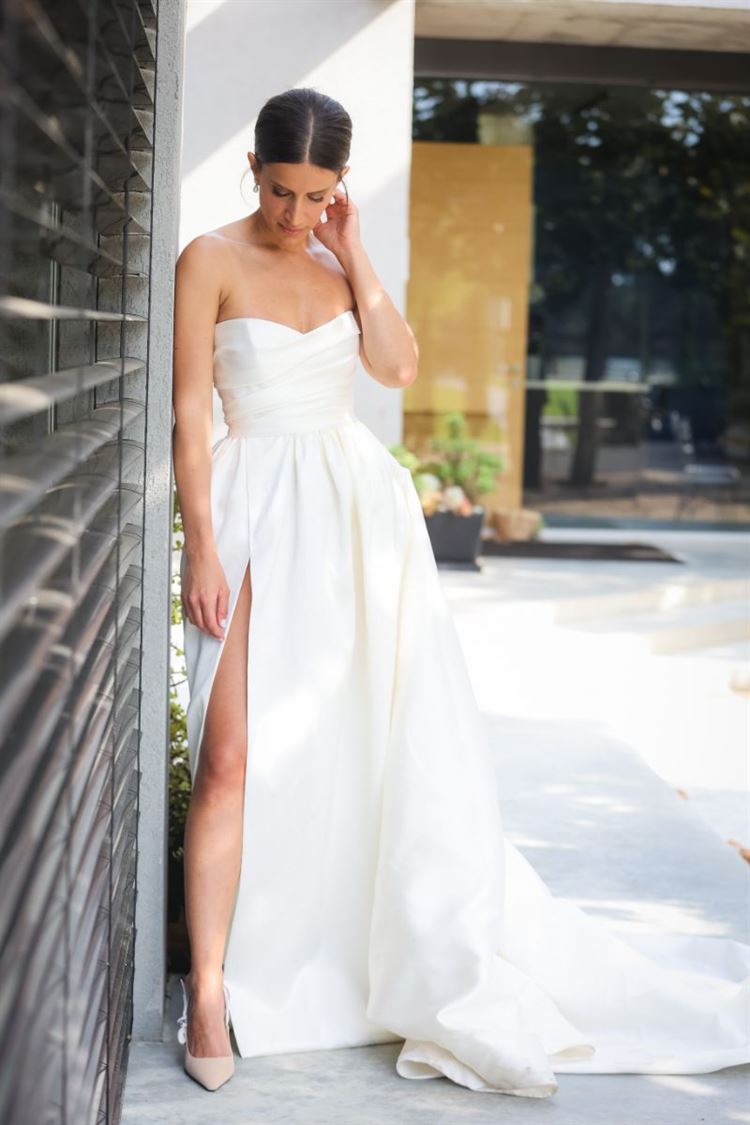 דנה מתארגנת לחתונה עם המלוות (צילום: עדי כהן צדק)