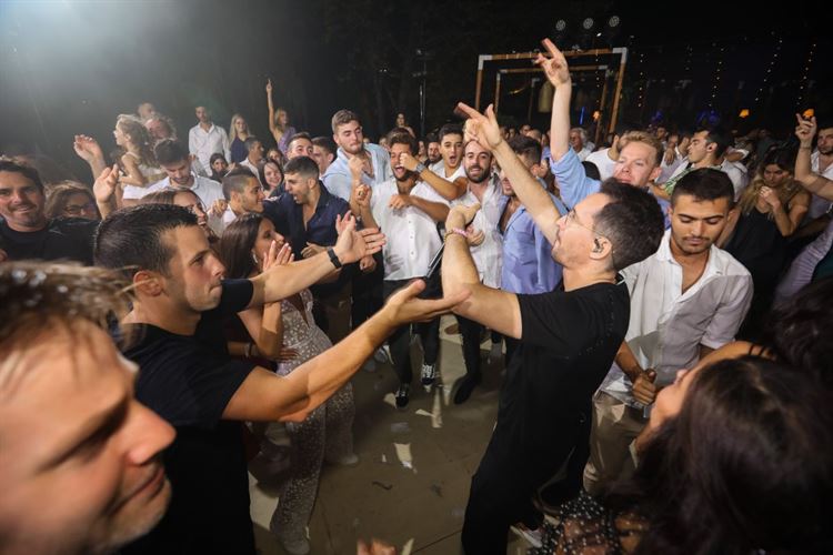 עברי לידר מקפיץ את האורחים בגן האירועים חוות רונית (צילום: עדי כהן צדק)