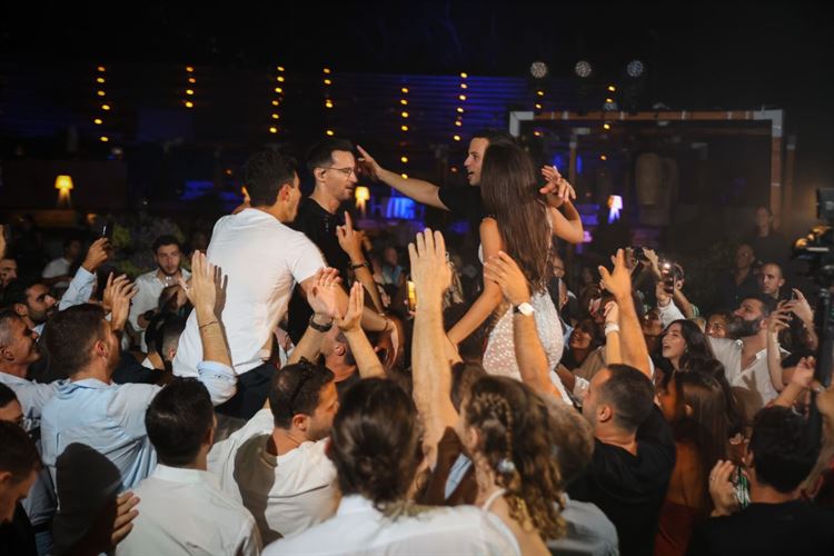 עברי לידר הרים את הקהל וגם הם הרימו אותו (צילום: עדי כהן צדק)