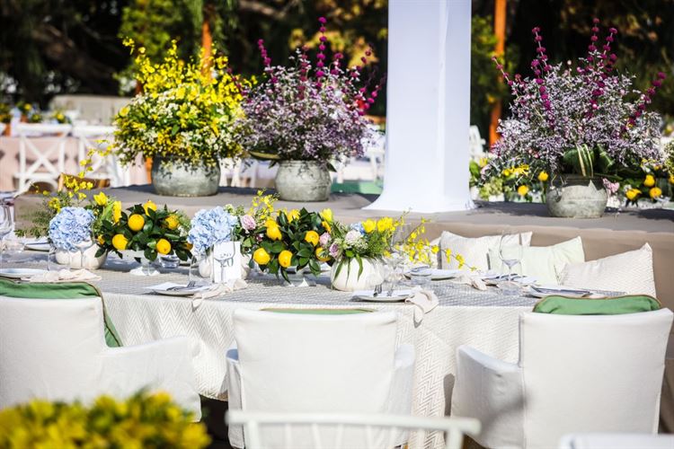 סידוי פרחים על שולחנות בגן האירועים (צילום: עדי כהן צדק)