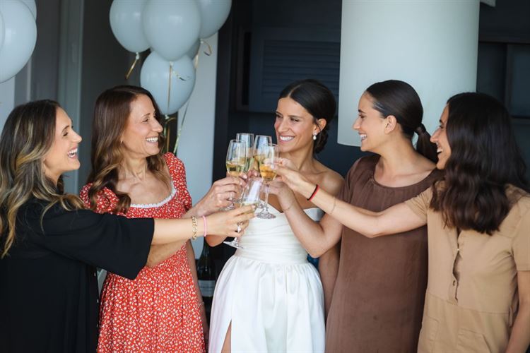 דנה מתארגנת לחתונה עם המלוות (צילום: עדי כהן צדק)