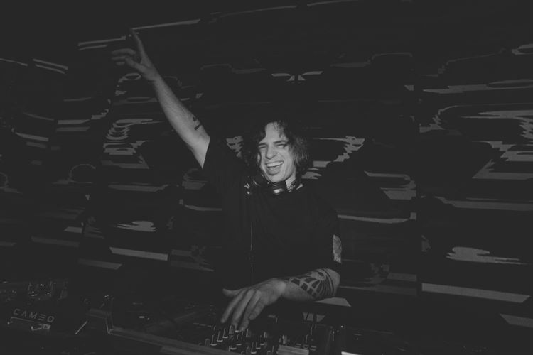 סקאזי מרים את הרחבה בחתונה של נועה ואופיר (צילום: אבשלום זוהר)