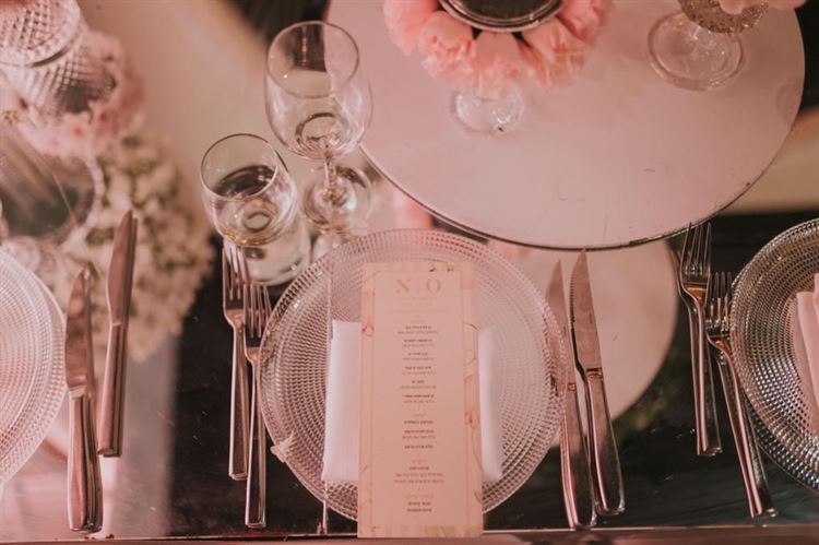 השולחנות המעוצבים באליבא, החתונה של נועה ואופיר (צילום: אבשלום זוהר)