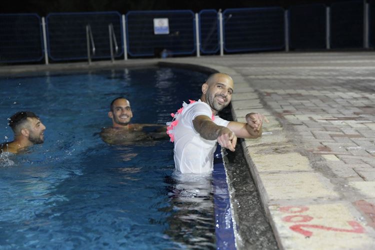 עמרי בבריכה, החתונה של שיר ועמרי (צילום אסף דוד)