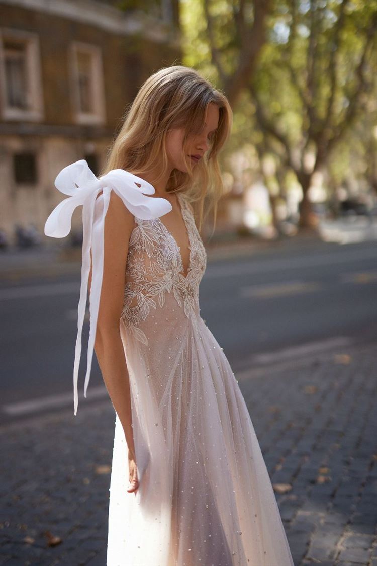 קשירה שמעניקה ייחוד ללוק, שמלת כלה בעיצובה של ליז מרטינז (צילום: יחצ)