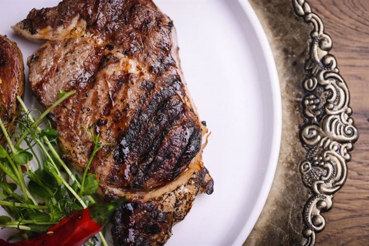 הצצה אל תפריט 2022 של חצר המלכה (צילום: וואלה! מזל טוב)