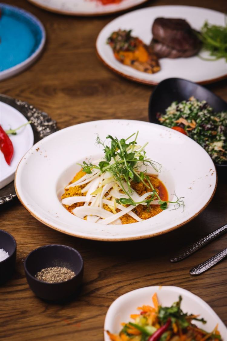 הצצה אל תפריט 2022 של חצר המלכה (צילום: וואלה! מזל טוב)