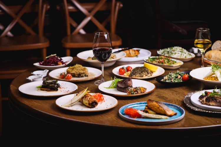 הצצה אל תפריט 2022 של חצר המלכה (צילום: וואלה! מזל טוב)