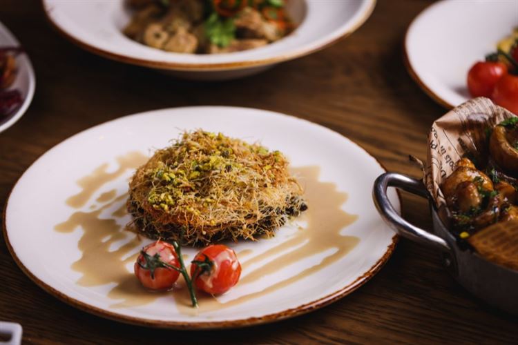 הצצה אל תפריט 2022 של חצר המלכה (צילום: וואלה! מזל טוב)