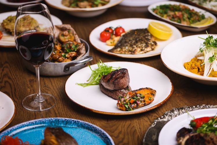 הצצה אל תפריט 2022 של חצר המלכה (צילום: וואלה! מזל טוב)