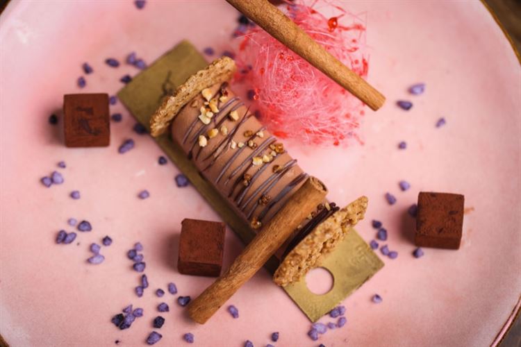 הצצה אל תפריט 2022 של חצר המלכה (צילום: וואלה! מזל טוב)