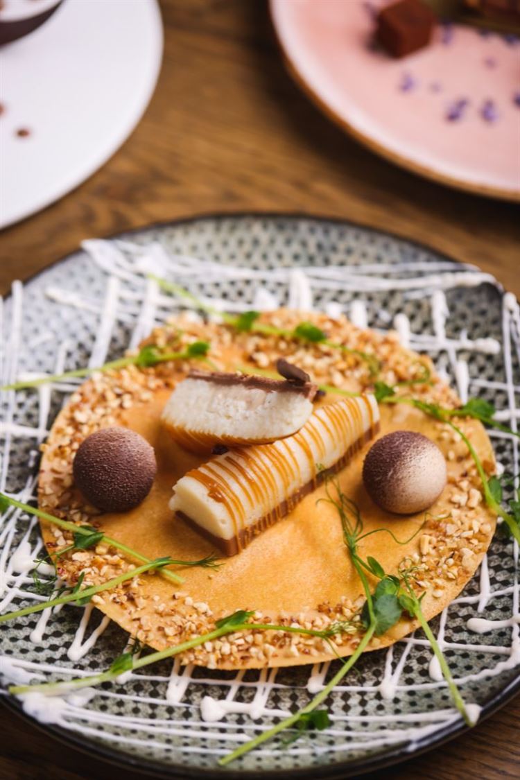 הצצה אל תפריט 2022 של חצר המלכה (צילום: וואלה! מזל טוב)