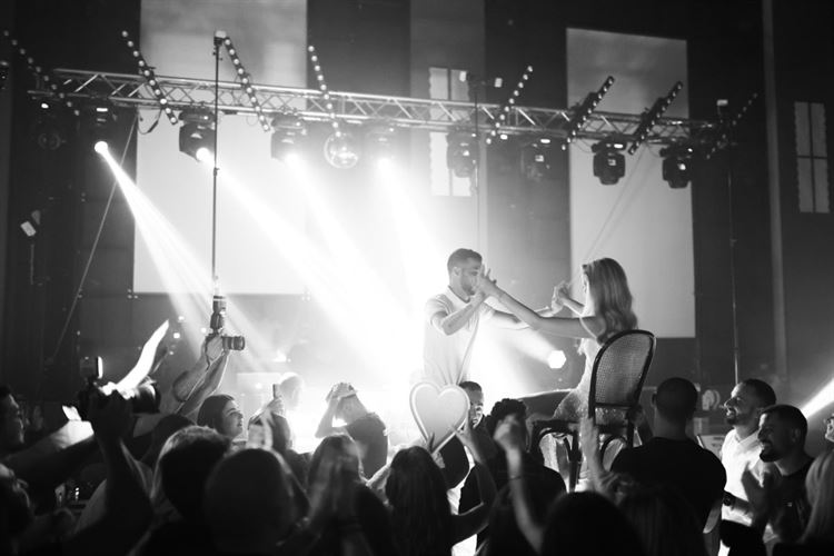 על רחבת הריקודים אולם ויה (צילום: שלומי בסו)