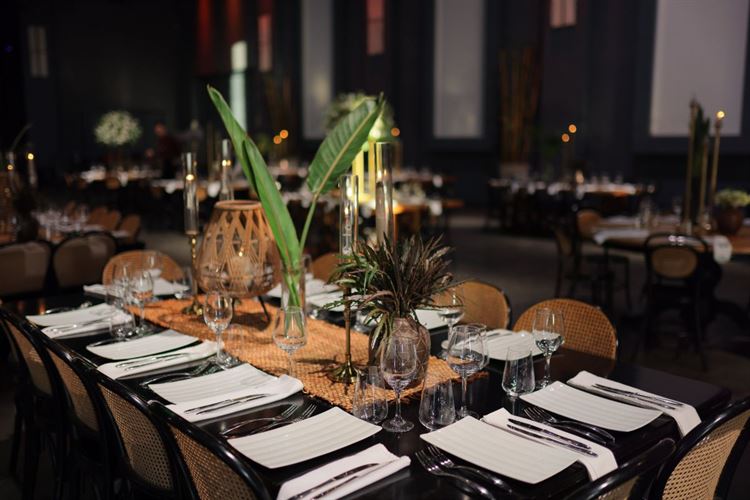 עיצוב שולחנות באולם ויה בנס ציונה (צילום: שלומי בסו)