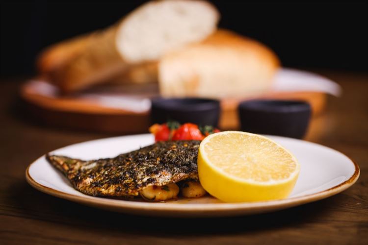 הצצה אל תפריט 2022 של חצר המלכה (צילום: וואלה! מזל טוב)