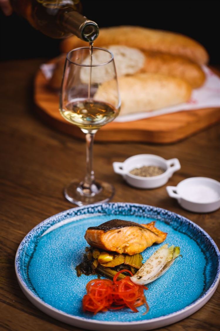 הצצה אל תפריט 2022 של חצר המלכה (צילום: וואלה! מזל טוב)