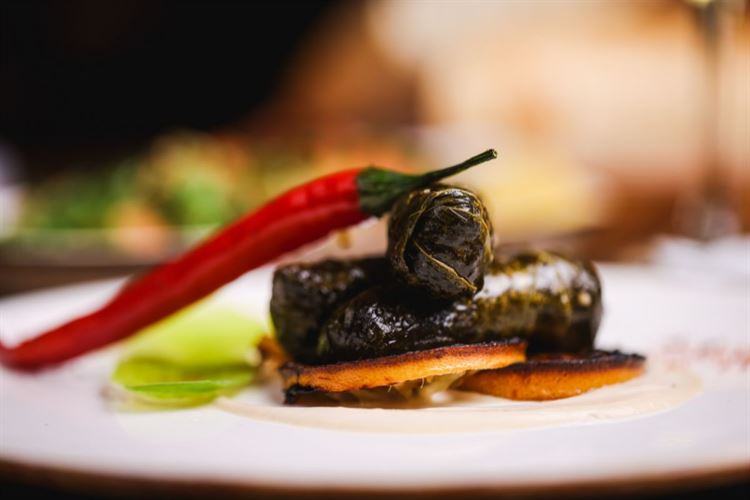 הצצה אל תפריט 2022 של חצר המלכה (צילום: וואלה! מזל טוב)