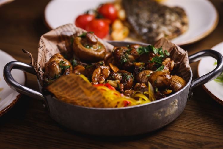 הצצה אל תפריט 2022 של חצר המלכה (צילום: וואלה! מזל טוב)