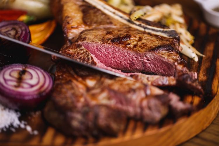 הצצה אל תפריט 2022 של חצר המלכה (צילום: וואלה! מזל טוב)