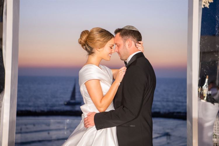 אמונה ואריאל מרוגשים ויפיפיים לקרקאת החתונה (צילום: חיים אפריאט)