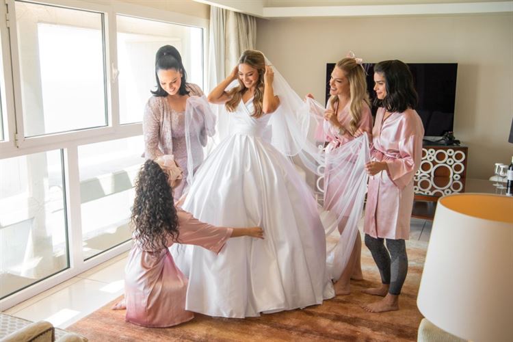 אמונה מתארגנת עם המלוות (צילום: חיים אפריאט)