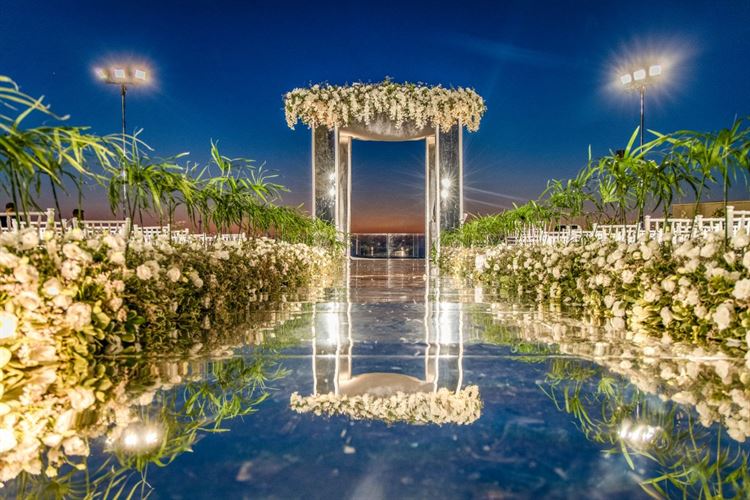 ללכת על המים באולם האירועים (צילום: חיים אפריאט)