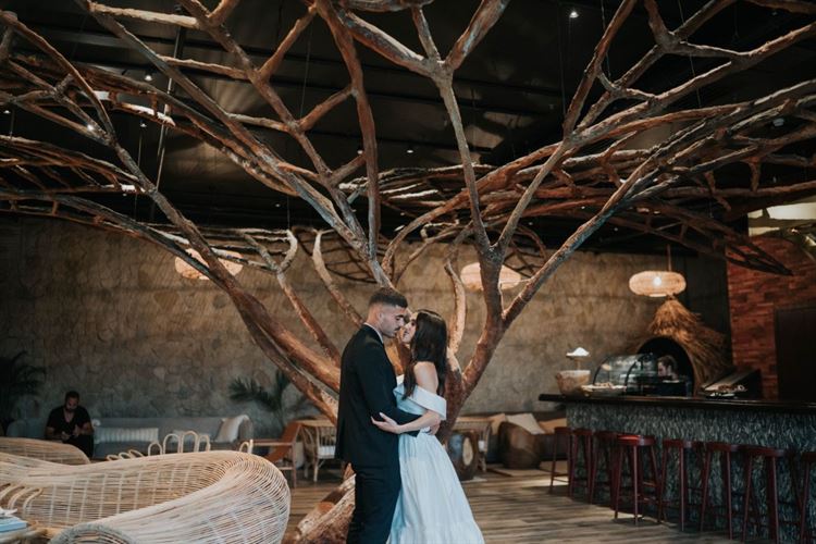 הזוג המאוהב במתחם האירועים (צילום: שי בוזגלו)