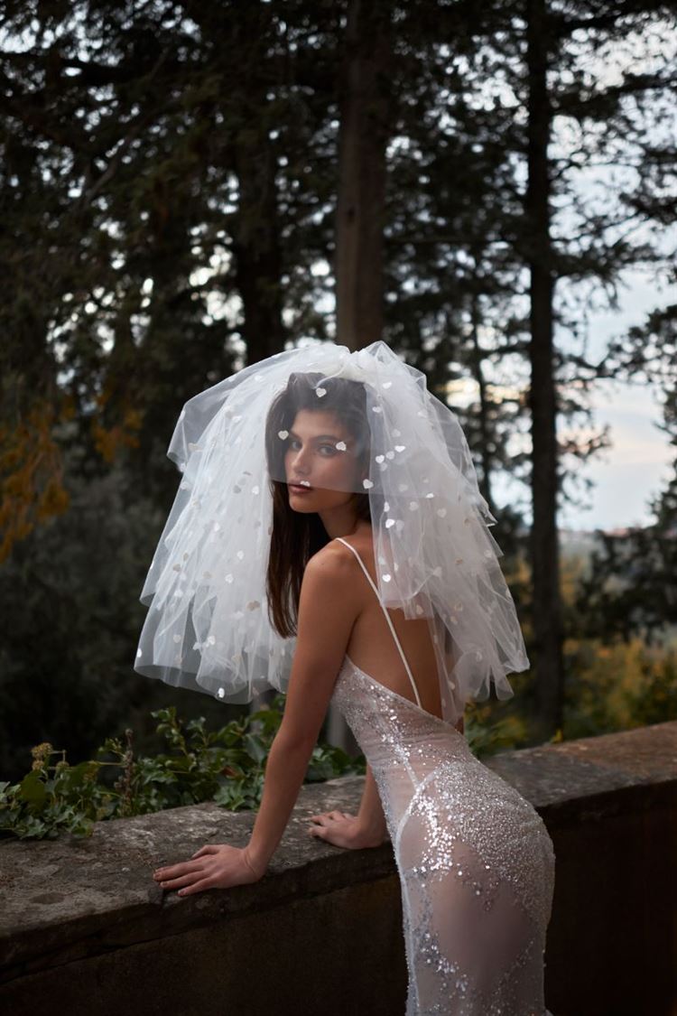 לזהור כל הדרך לחופה, קולקציית 2022 בעיצובה של ענבל דרור (צילום: אלון שפרנסקי)