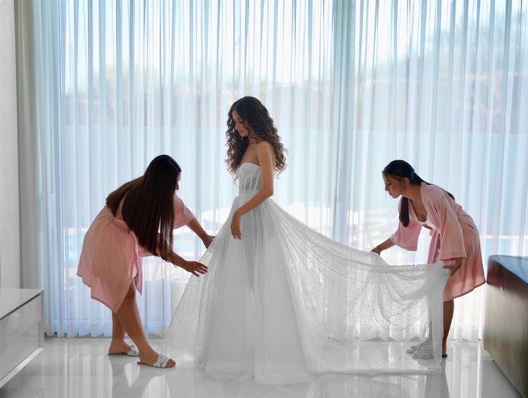 נסיכה, קוראל בשמלה הראשונה של דימיטריוס דליה (צילום: קמליה)