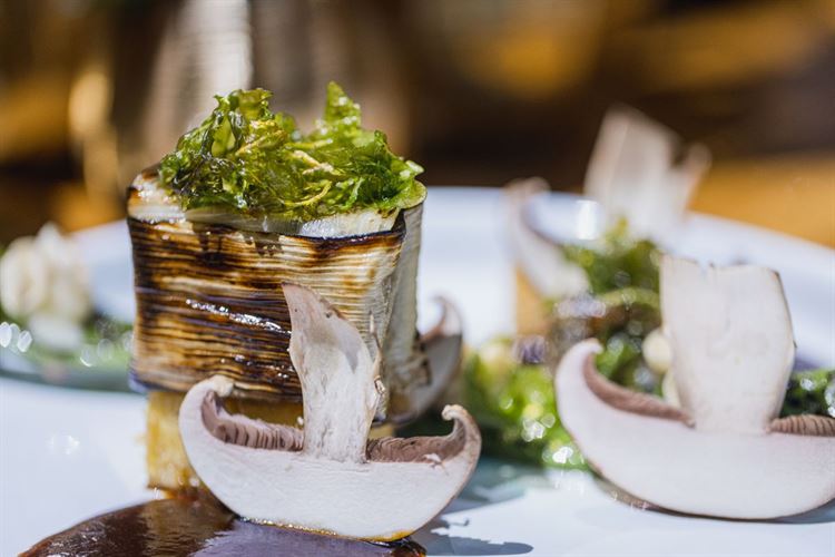 פילה בקר בעטיפת כרישה עם קרם פיטריות שימג'י, אירועי חורף במתחם האירועים 'אמארה' (צילום: וואלה! מזל טוב)