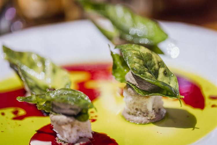 במנת כבד האווז שמוגשת עם עלים של קלמנטינות ורוטב תפוזי דם (צילום: וואלה! מזל טוב)