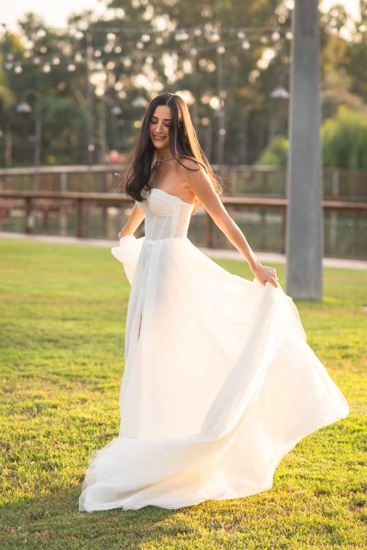 דניאל בשמלת כלה של גליה להב (צילום: חיים אפריאט)