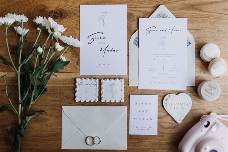 ההזמנה החגיגית לחתונה של סיון ומתן (צילום: תום סיימון)