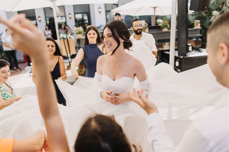 על הרחבה בשמלת הכלה הבוהקת (צילום: תום סיימון)