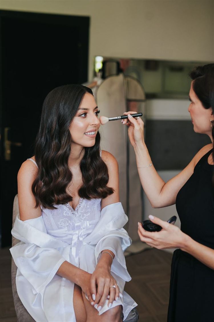 רון מתאפרת לקראת הערב המרגש (צילום: לבנה צלמים)