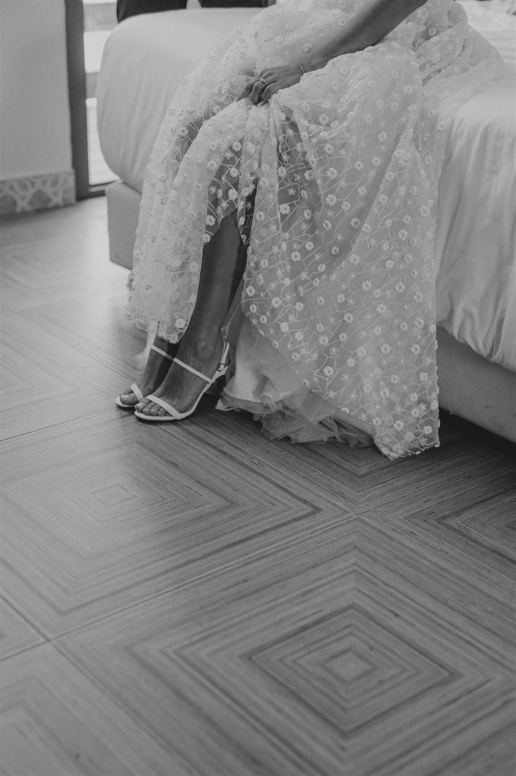 שמלת הכלה מבד פרחוני וזוהר (צילום: לבנה צלמים)