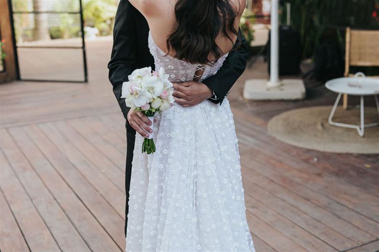 בשמלת הכלה של המעצבת גלית רוביניק (צילום: לבנה צלמים)