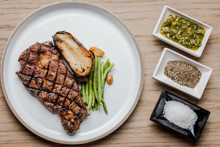 הצצה אל תפריט 2022 במתחם האירועים 'קסטלו' (צילום: וואלה! מזל טוב)