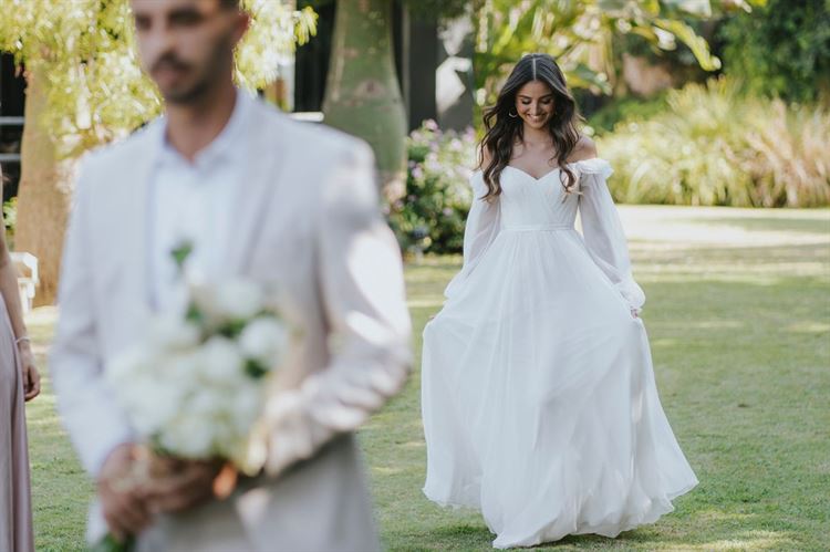 סתיו נראית כמו נסיכה בשמלה של המעצב אלון ליבנה (צילום: יוניק פוטוגרפי)