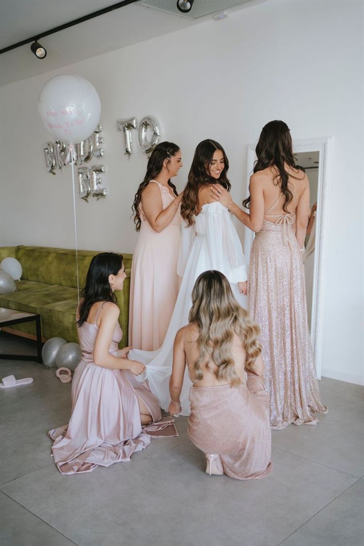 עם החברות, החתונה של סתיו ודניאל (צילום: יוניק פוטוגרפי)