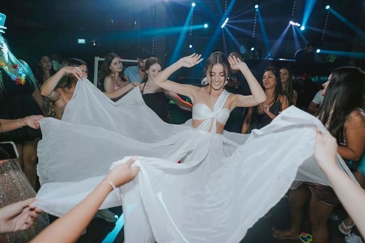 שמלת הכלה השנייה מאת אלון ליבנה, החתונה של סתיו ודניאל (צילום: יוניק פוטוגרפי)