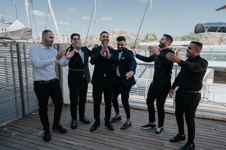 החתן והחבר'ה שלו גם בהכנות לערב המרגש (צילום: שי בוזגלו)