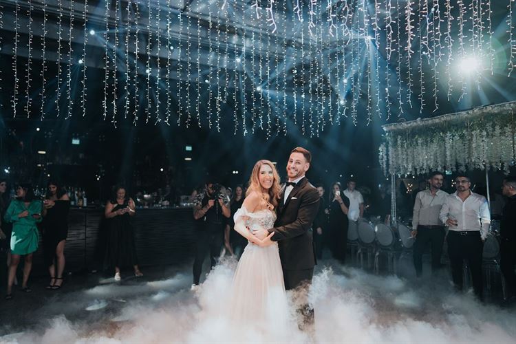 על הרחבה באולם אירועים בשרון (צילום: שי בוזגלו)