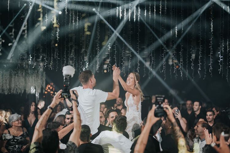 דנה מרגישה קלילה בשמלת כלה של ברטה (צילום: שי בוזגלו)