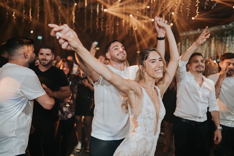 מתפרקים ברחבה של אולם האירועים (צילום: שי בוזגלו)