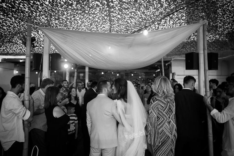 החופה באולם האירועים במרכז (צילום: אפי יוספי וחיים אזרן)