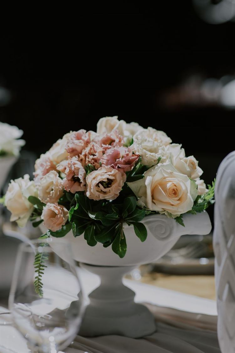 עיצוב השולחנות באולמי אמארה (צילום: חן לוי)